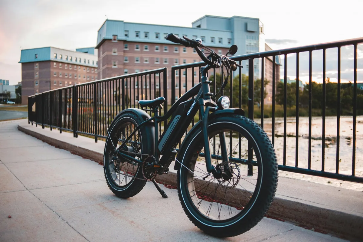 E-Bike mit sichtbarem Akku, Rahmen und breiten Reifen
