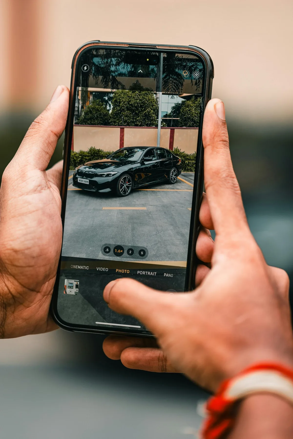 Ein Auto wird mit einem Smartphone fotografiert